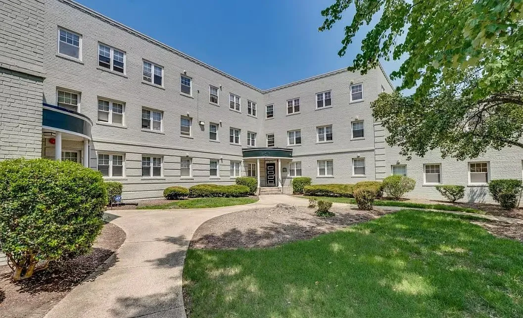 2 bed, 716 sqft, $1,255 — Photo 1