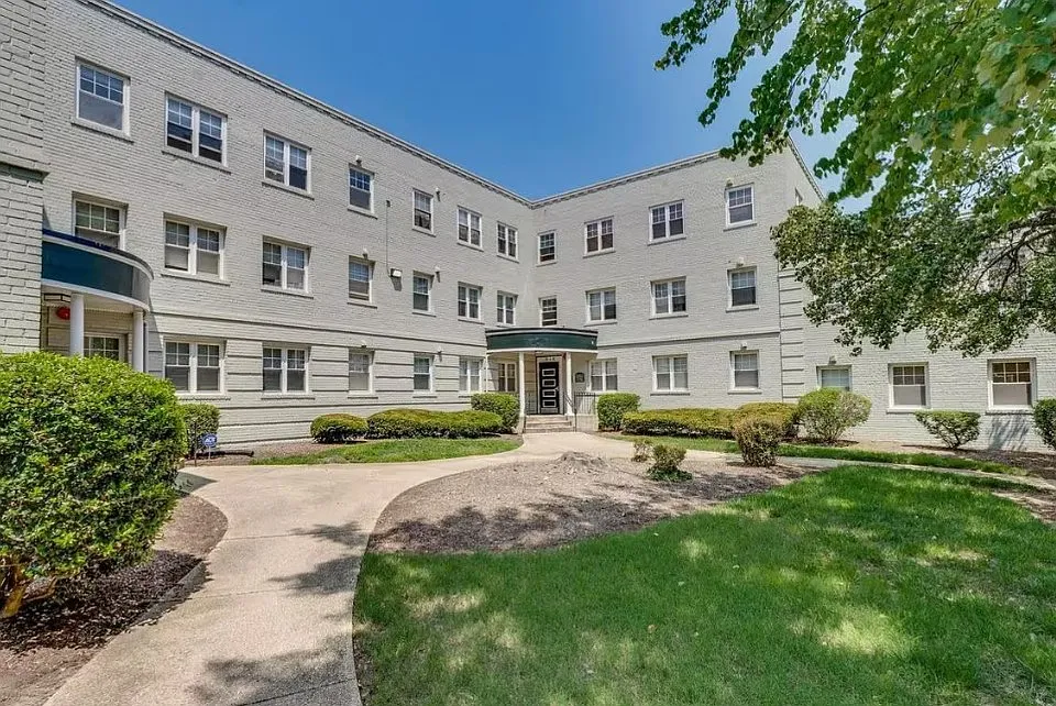 914 Barnaby St SE #103