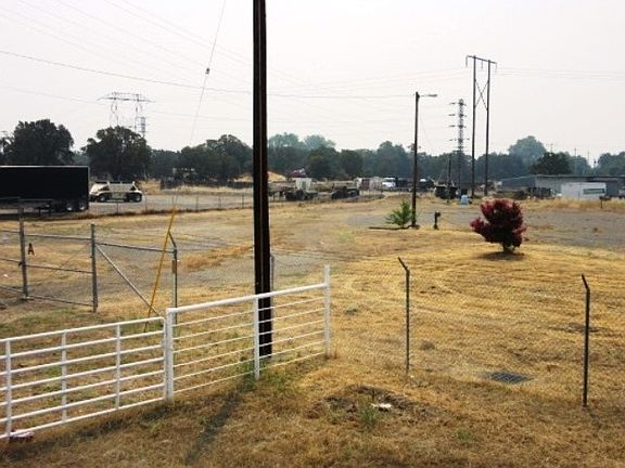 3rd image of 3883 Main St