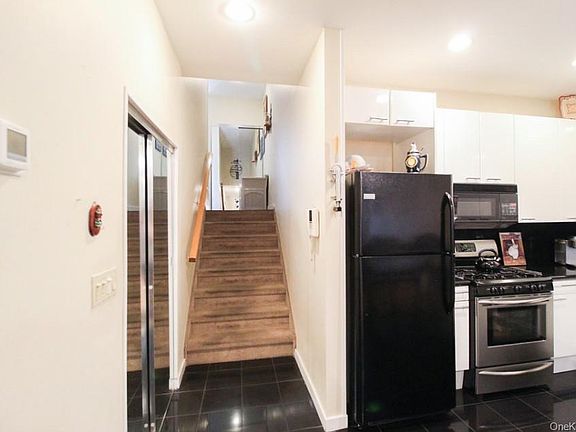 4th image of 2716 Schurz Avenue #B1