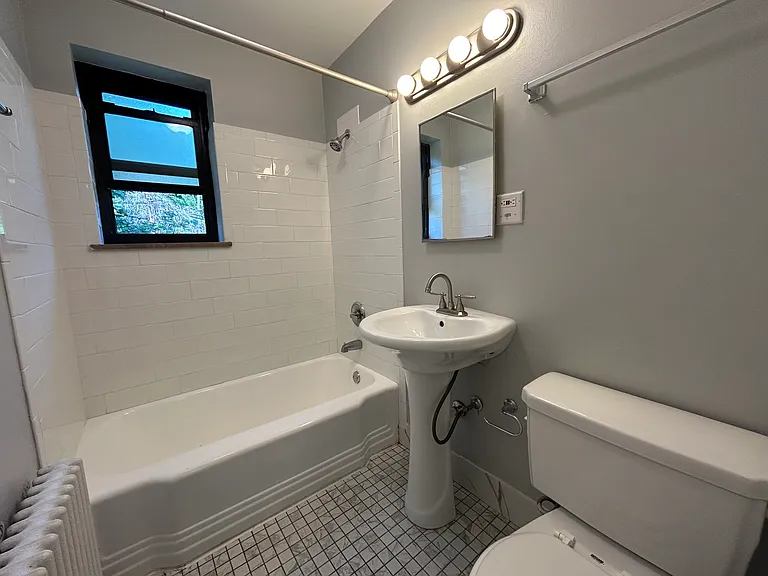 Royal Gardens Apartments — Photo 37