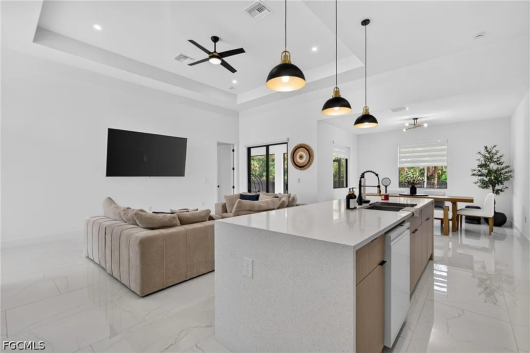 3 bed, 2.0 bath, 1813 sqft, $2,900 — Photo 4