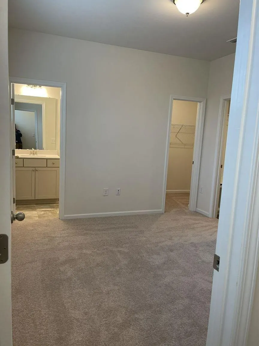 4 bed, 3.5 bath, 2100 sqft, $2,195 — Photo 2