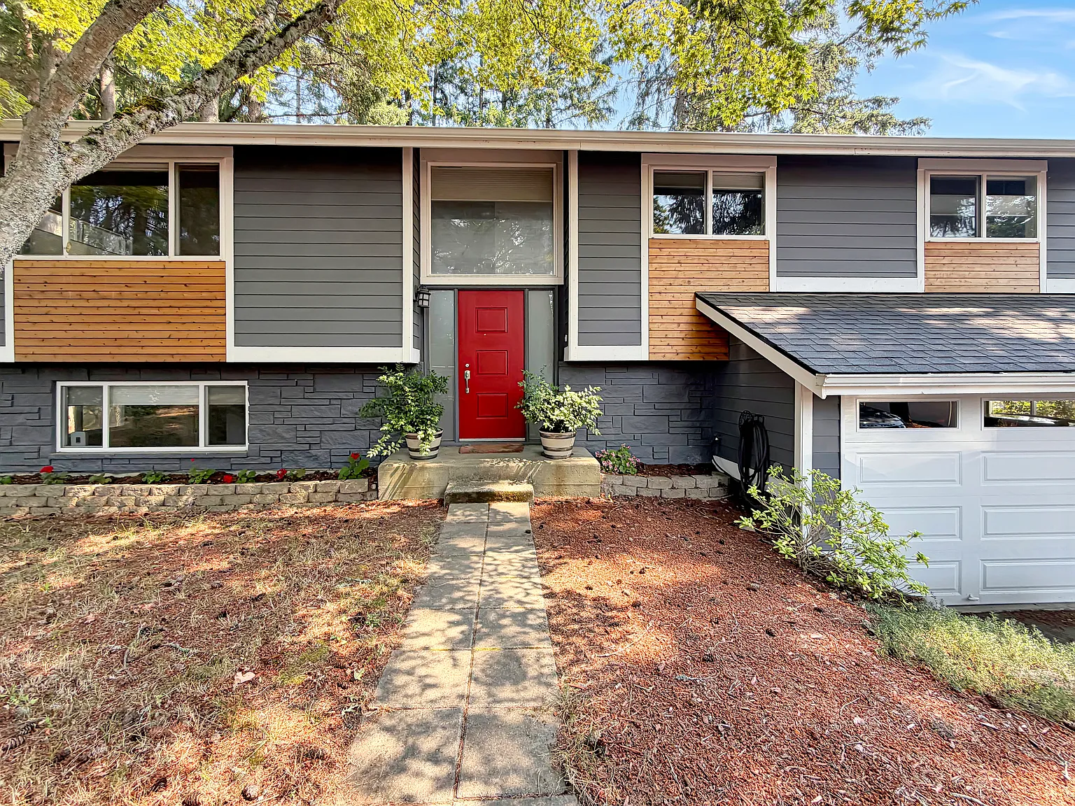 4 bed, 2.5 bath, 2034 sqft, $5,800 — Photo 4