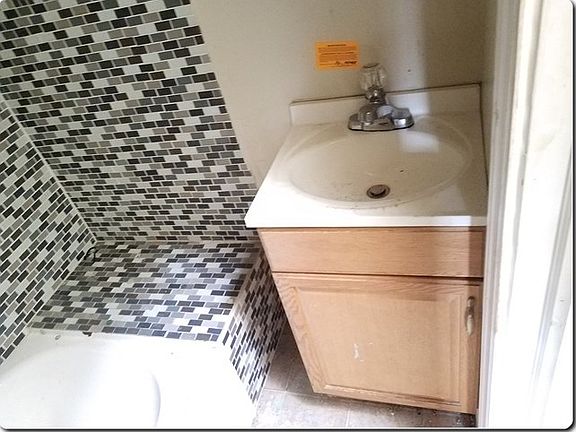 3rd image of 174A Union St