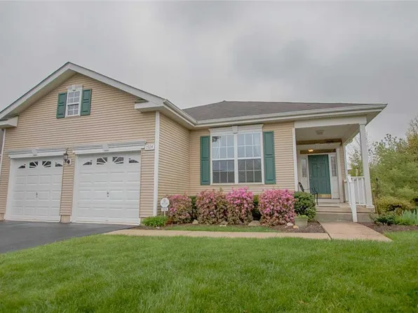 1924 Alexander Dr, Macungie, PA 18062