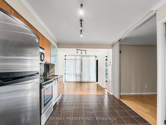 4th image of 37 Grosvenor St Unit 610