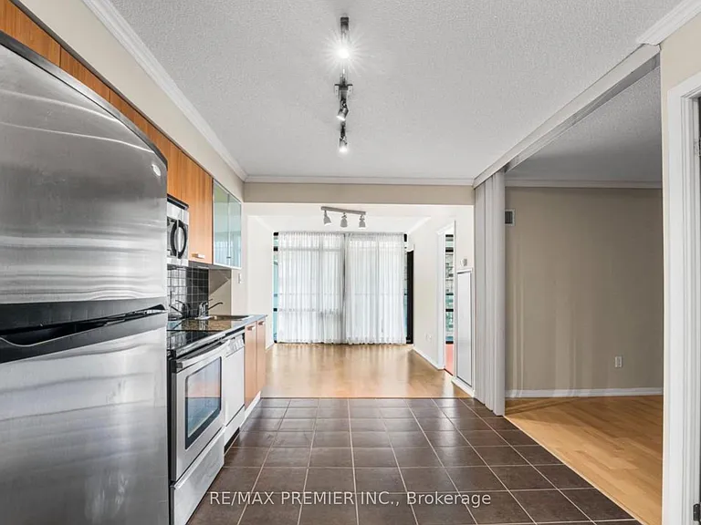 37 Grosvenor St #610 — Photo 4