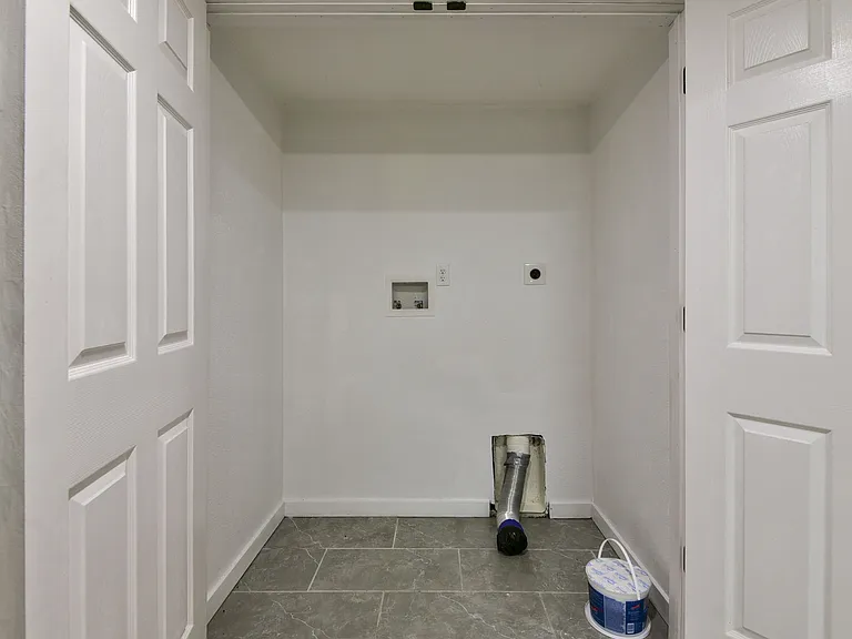 1137 W Main St — Photo 27