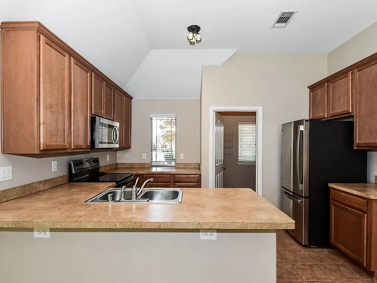 2224 Kingsdale Ct — Photo 7