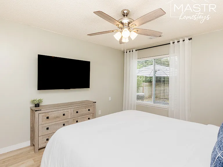 136 Sussex Dr — Photo 4