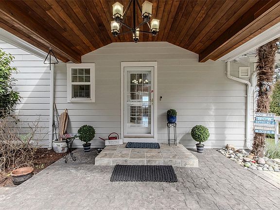 4th image of 319 Chemainus Rd