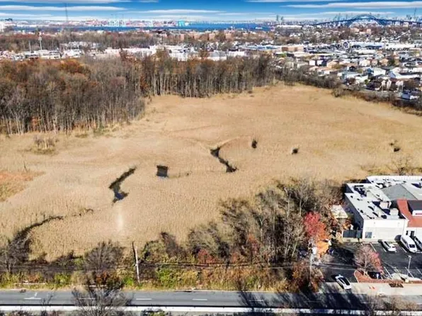 1105 Goethals Rd, Staten Island, NY 10303