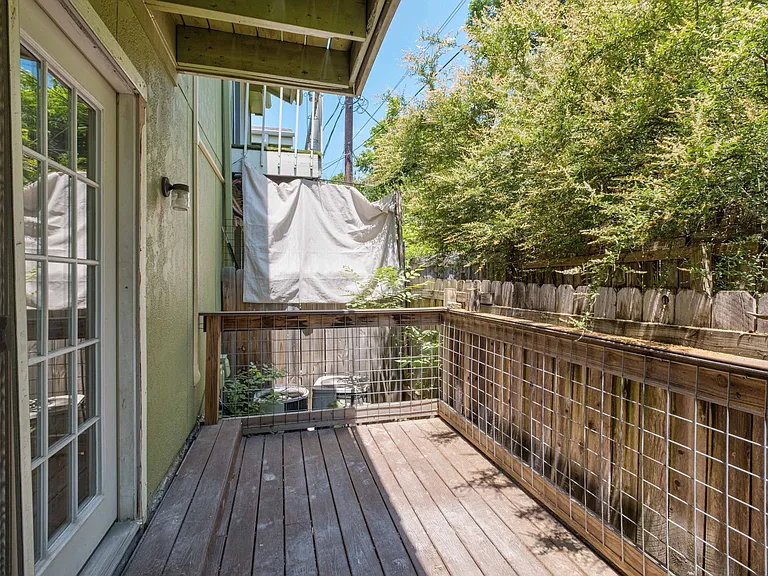 2110 Kinney Ave — Photo 20