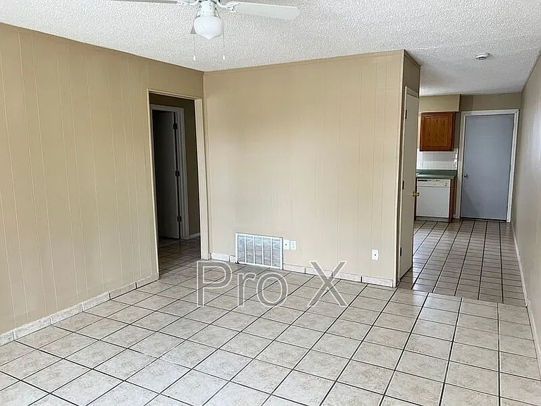 1042 W Hendrix St — Photo 7