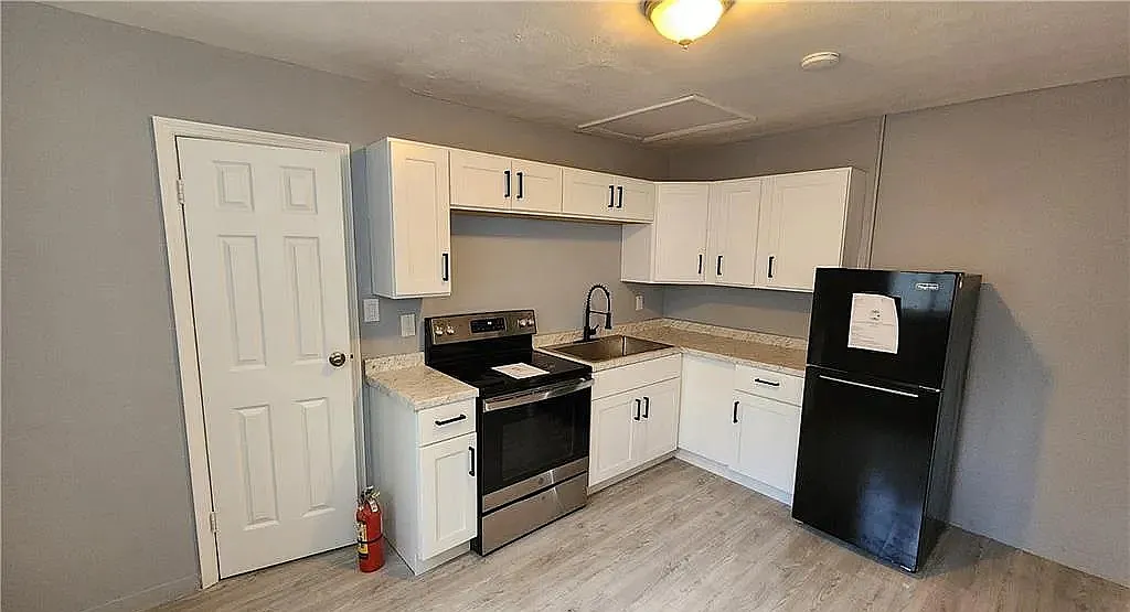 2252 Maple Ave — Photo 2