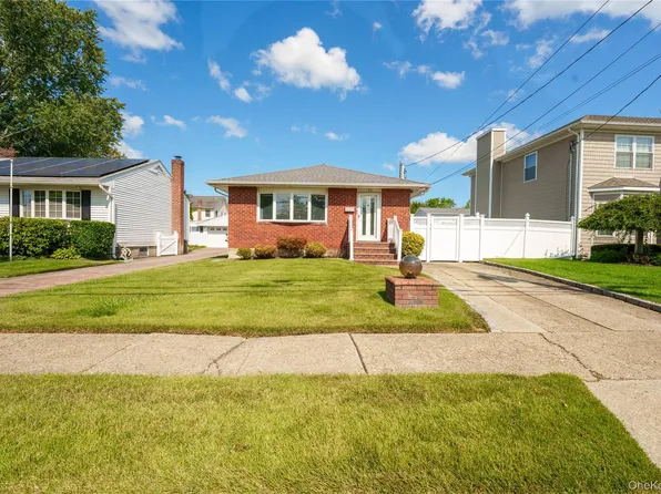 136 10th Street, Hicksville, NY 11801