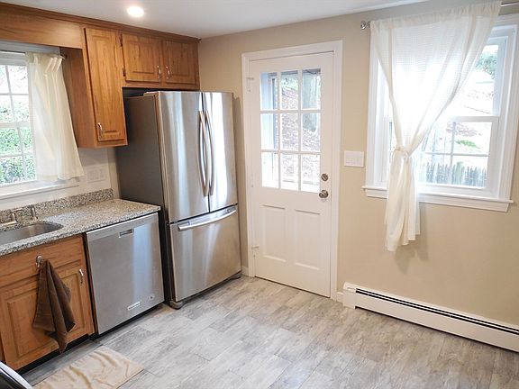 4th image of 166 Totten Pond Rd