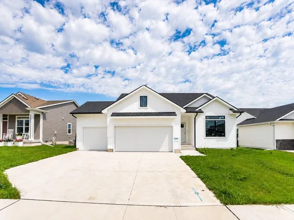 154 Crossroads Dr, Des Moines, IA 50320