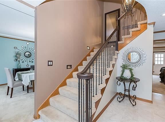 3rd image of 417 Camelot Dr
