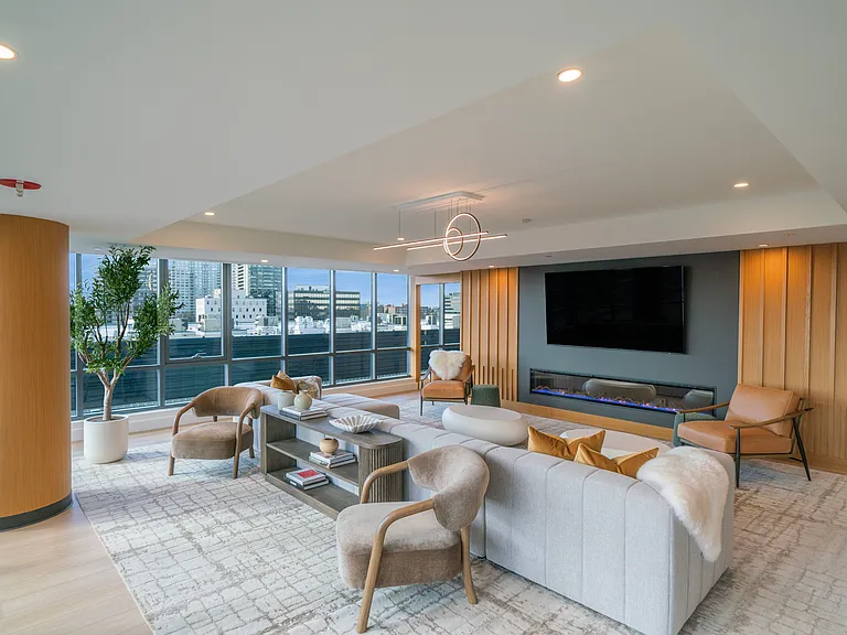 2032 1/2 Hudson St #705 — Photo 13