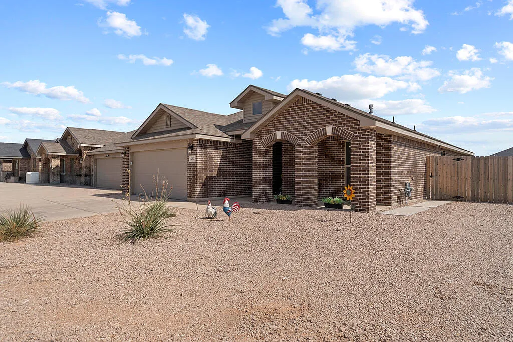 3 bed, 2.0 bath, 1712 sqft, $3,000 — Photo 3