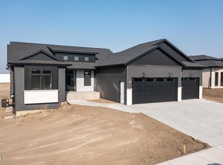 3934 Cogburn Rd, Bismarck, ND 58503