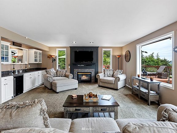 Open layout allows for easy flow between kitchen and family room spaces.>