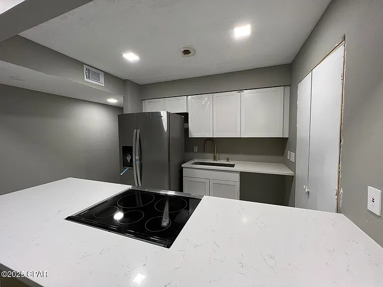 1211 Stephen Dr — Photo 2
