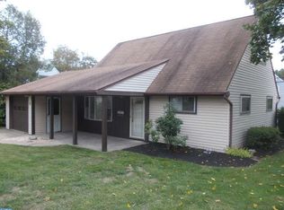 2 Verdant Rd, Levittown, PA 19057