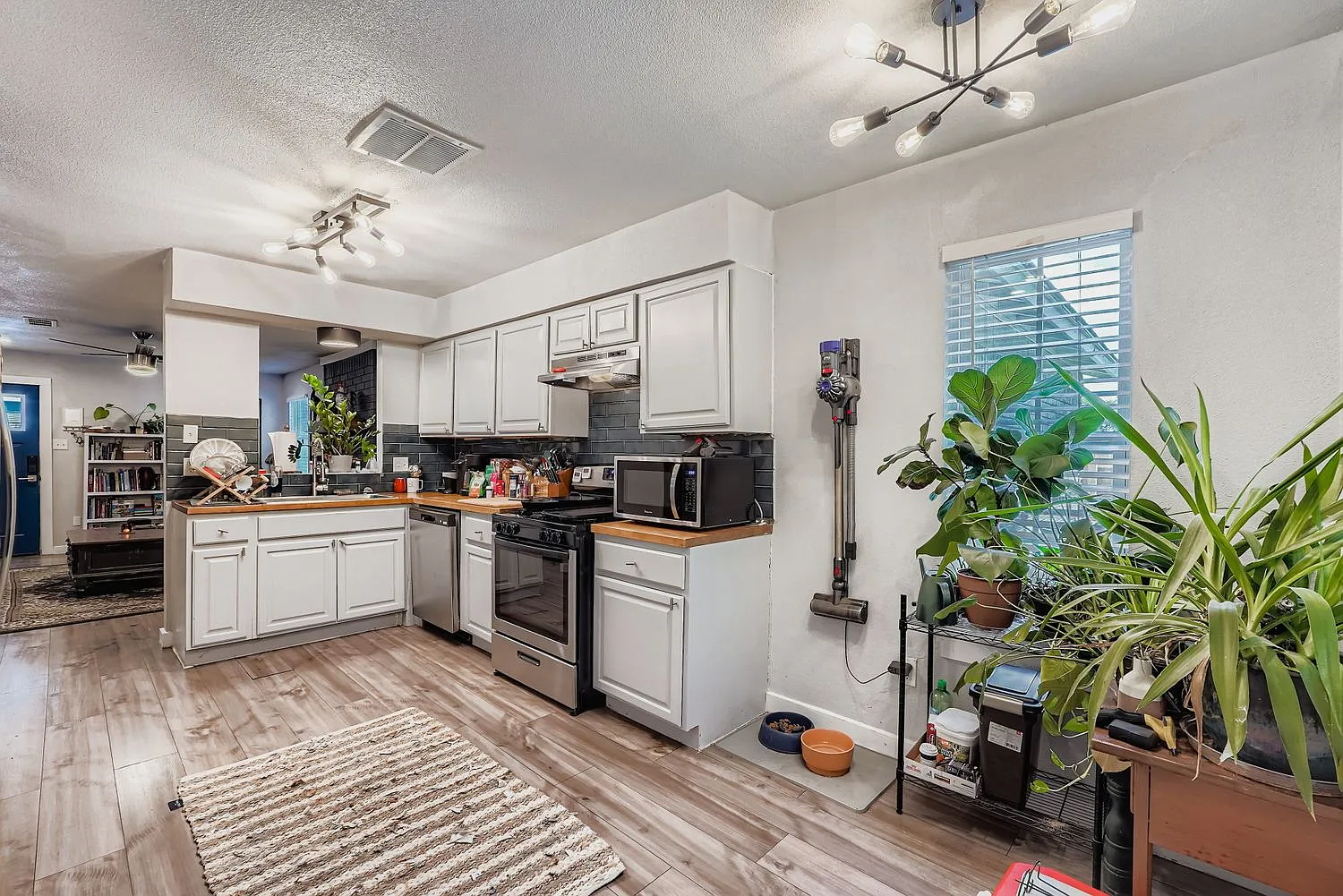 2 bed, 900 sqft, $1,550 — Photo 1