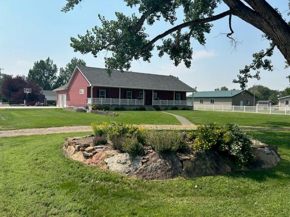 184 S 1st St W, Cowley, WY 82420