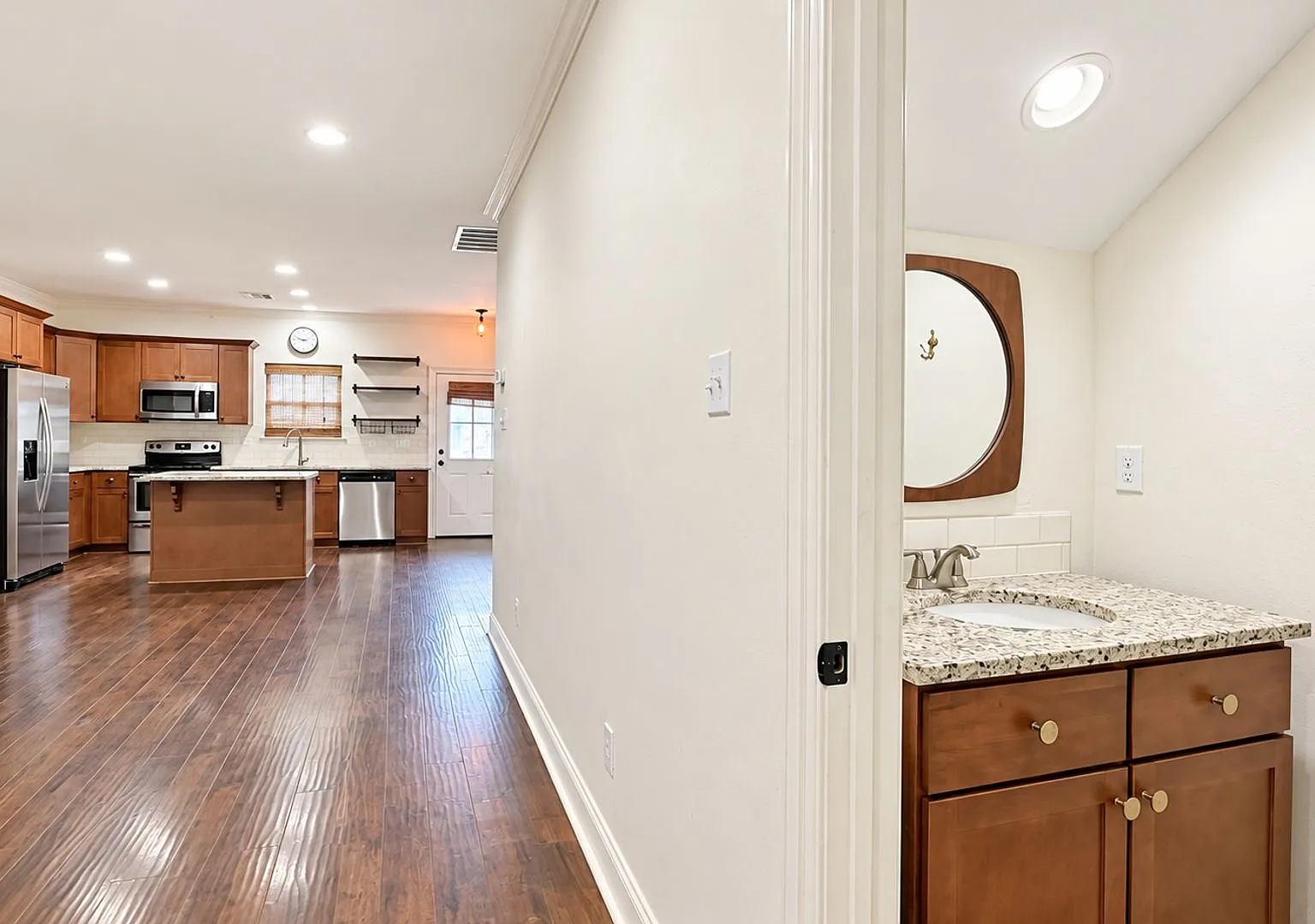 Cozy Cottage in the Heart of Gonzales! — Photo 2