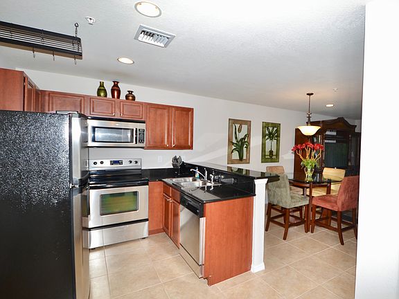 Kitchen w/Breakfast Bar