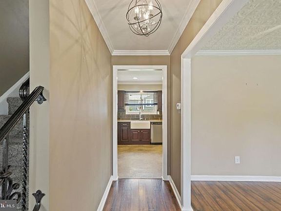 4th image of 8 Hudson Ct