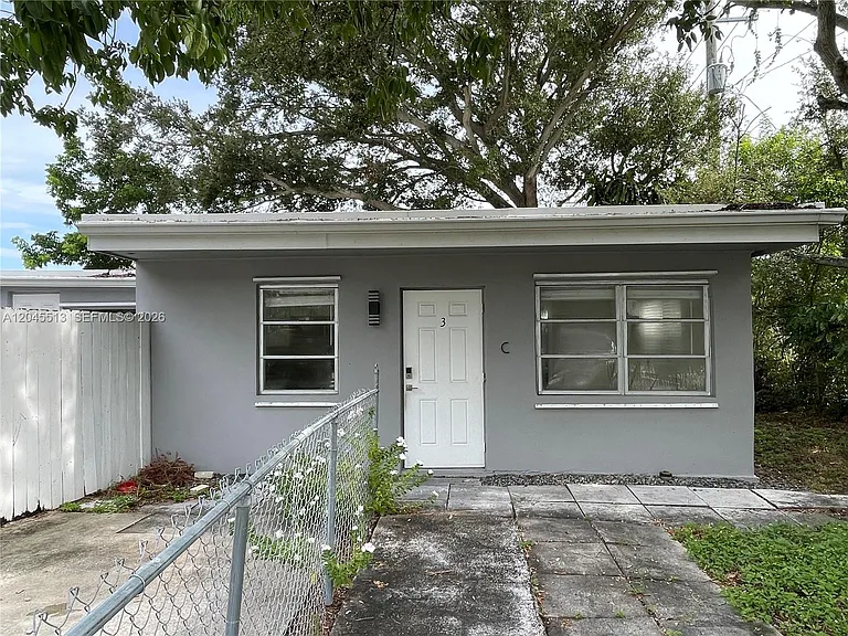 325 SW 14th Ct #C — Photo 2