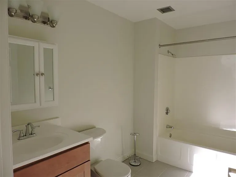 628 Massachusetts Ave — Photo 10