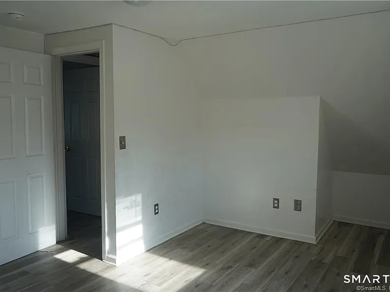 541 Whalley Ave — Photo 8