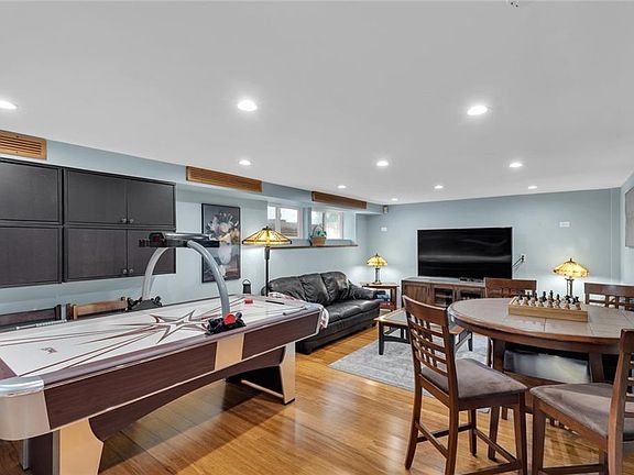 3rd image of 8525 Colonial