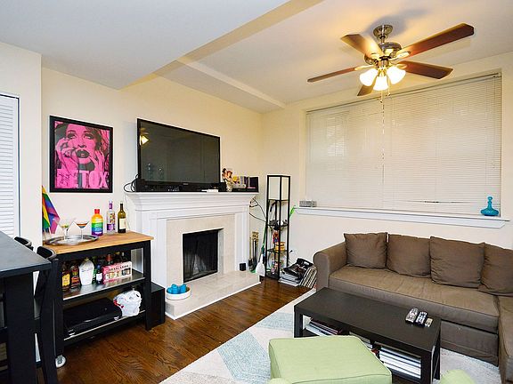 2nd image of 937 W Cornelia Ave APT 105