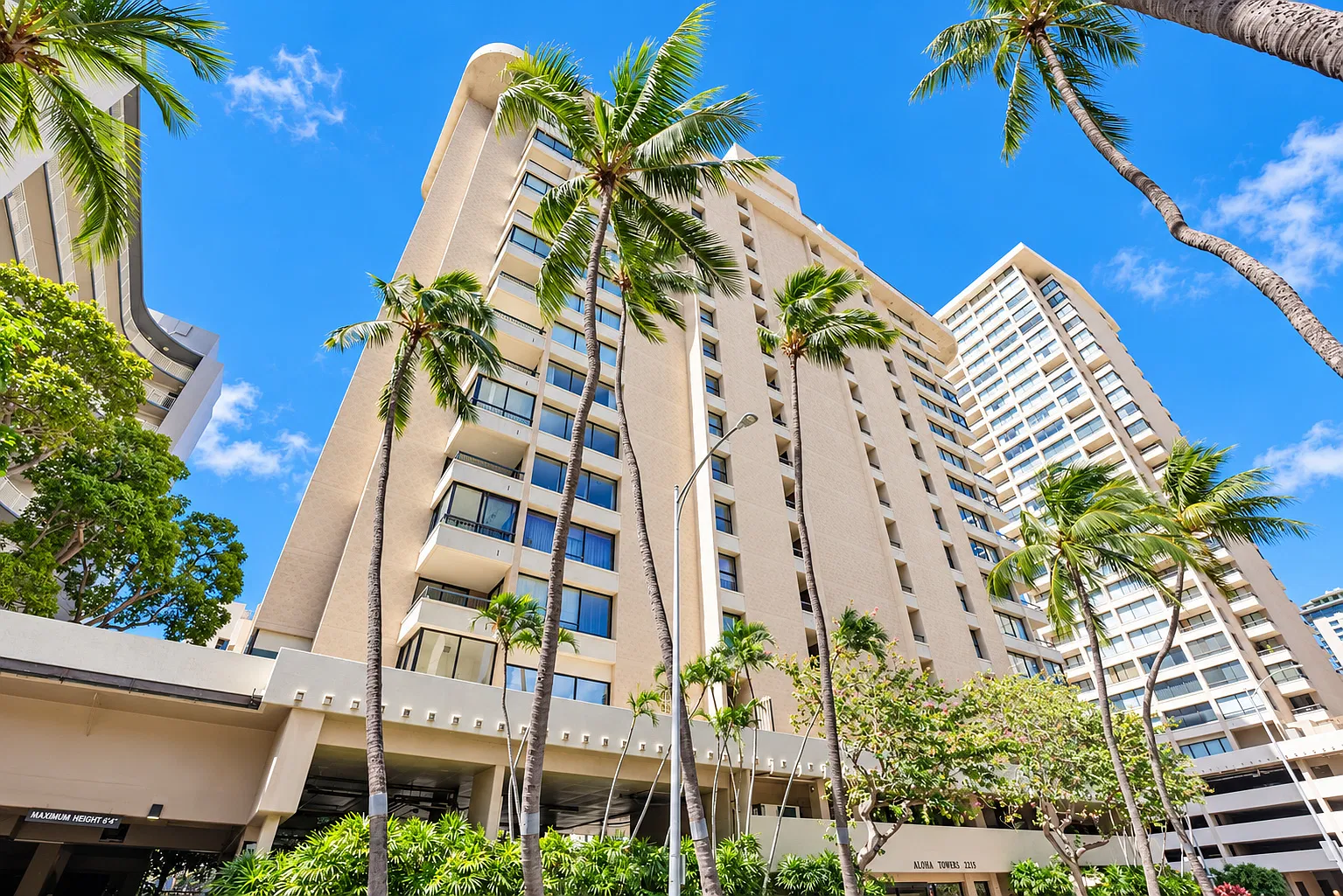 2215 Aloha Drive 16L - 1 — Photo 1