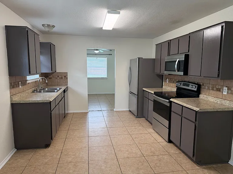 2602 Bigleaf Dr — Photo 4