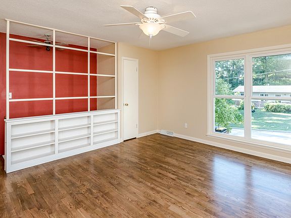 3rd image of 2401 Starling Dr