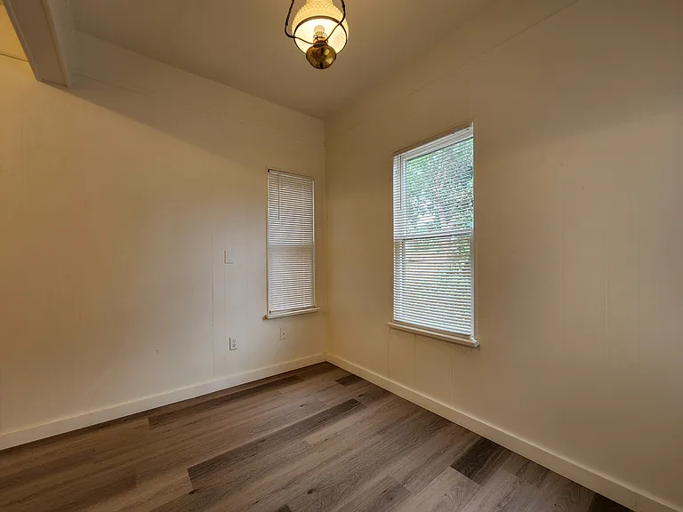 1946 NW 15th Streetmain House — Photo 16