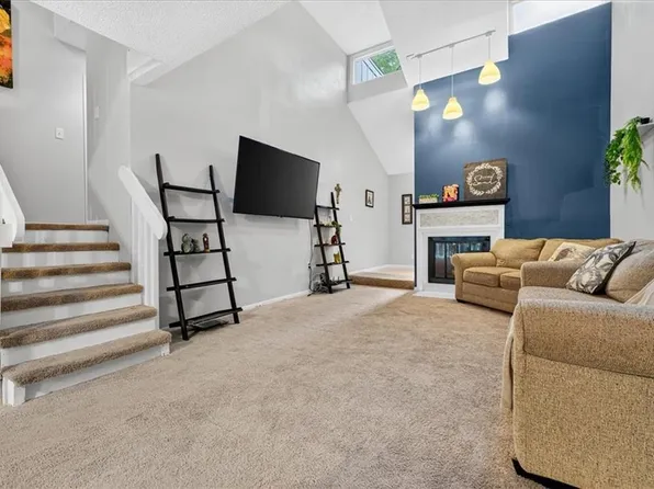 7407 W 56th Ter, Overland Park, KS 66202