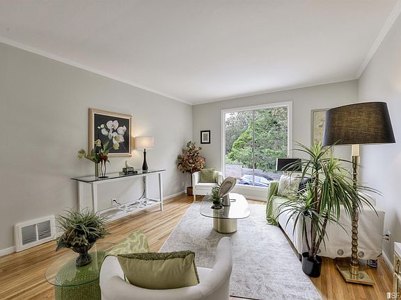 4th image of 232 Evelyn Way