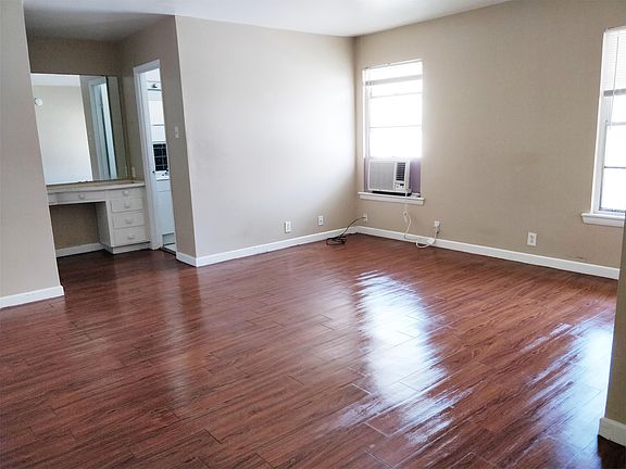 3rd image of 523 S Travis St APT 9B