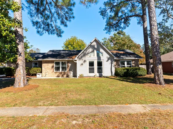 206 Seville Cir, Mary Esther, FL 32569