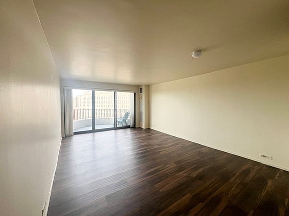 5th image of 2020 N Lincoln Park W APT 16B