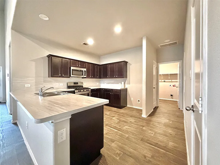 5410 Pembrokeshire Cir — Photo 6